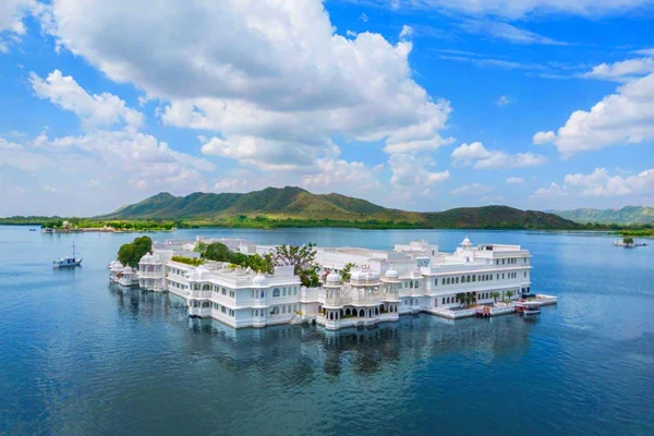 Jaipur to Udaipur Tempo Traveller